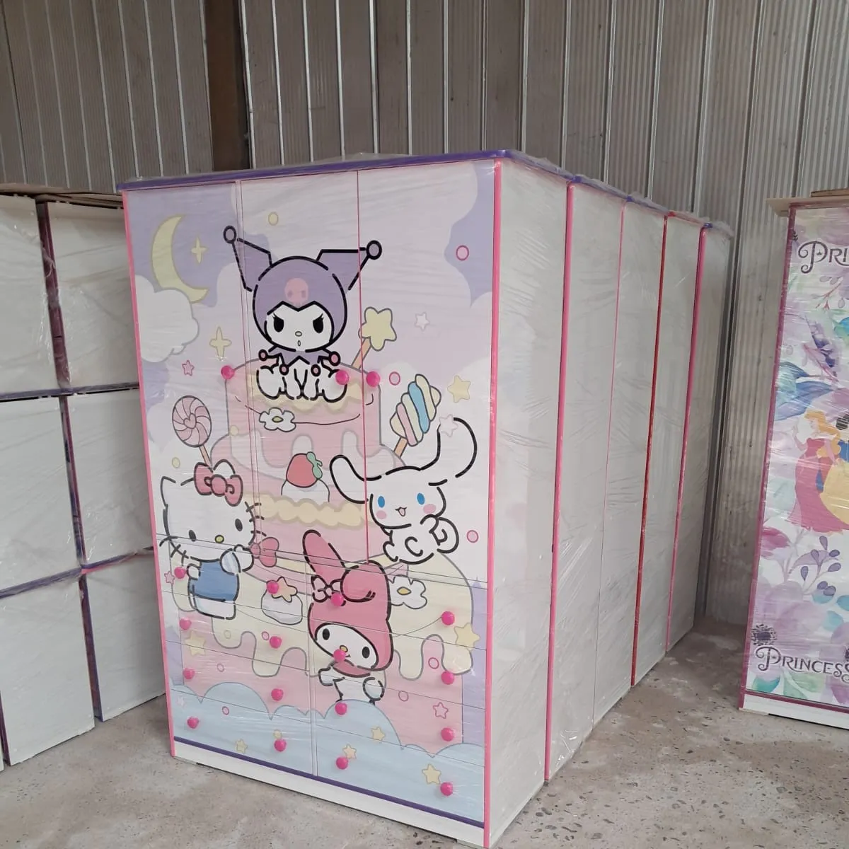 Taller de Muebles Alejandra: Closet infantil Hello Kitty en proceso de fabricación