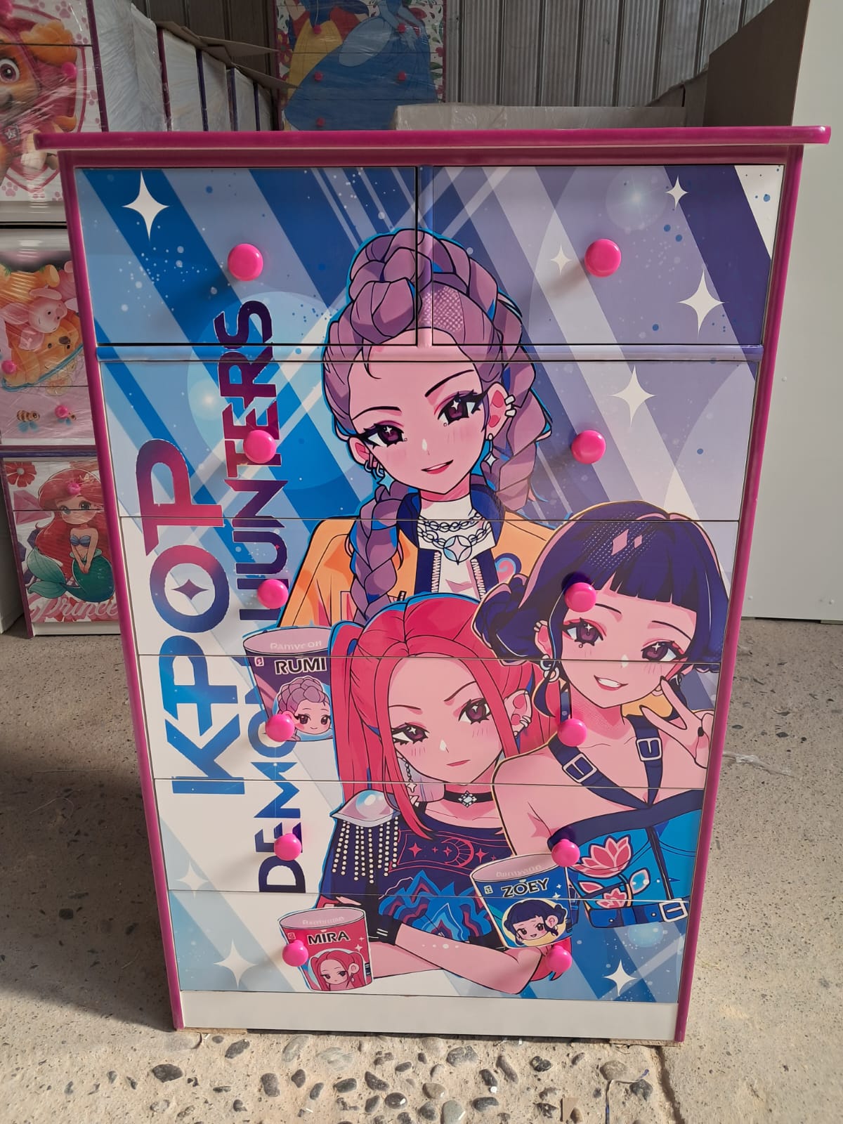 Vista frontal de cómoda para niños con tiradores seguros