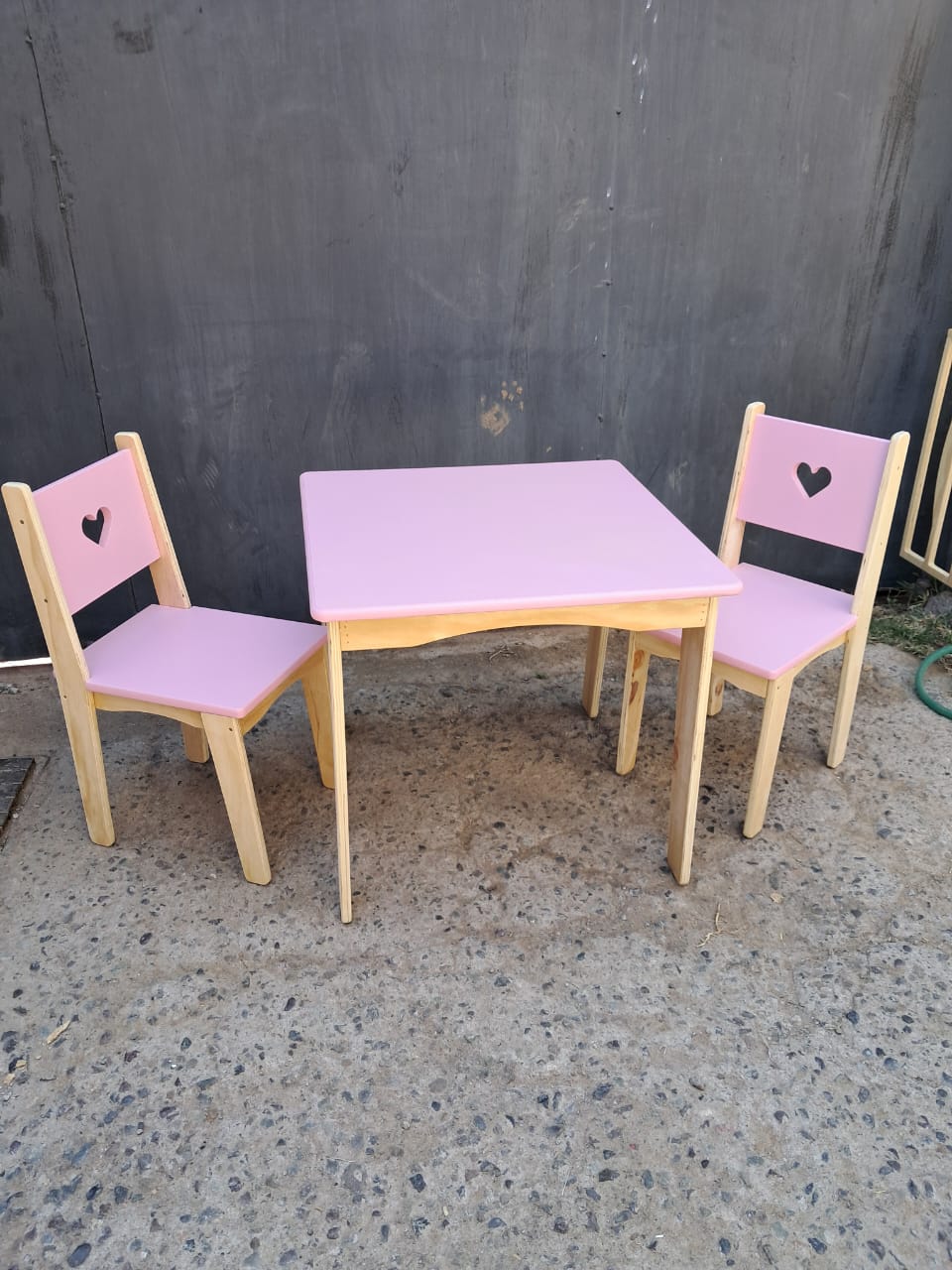 Detalle mesa infantil de madera